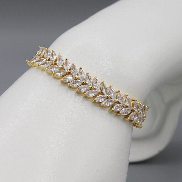 Jewelry bracelet gold tone with stones sparkly elegant fashion adjustable new - Picture 3 of 8